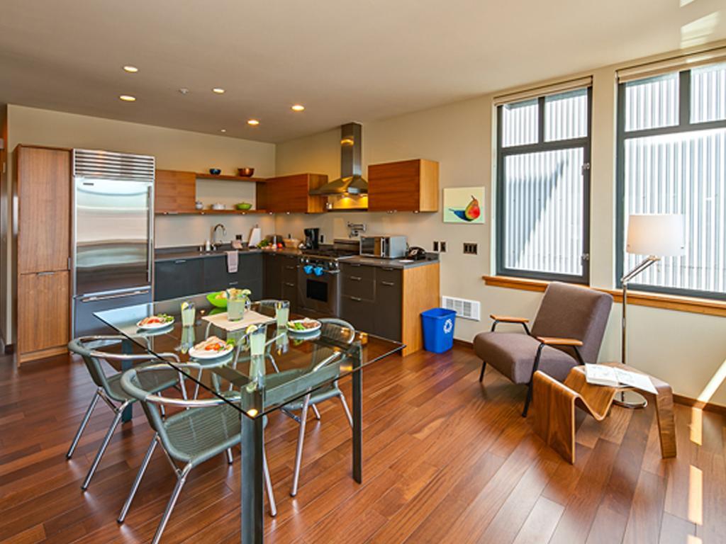 פריידי הרבור Island Inn At 123 West חדר תמונה